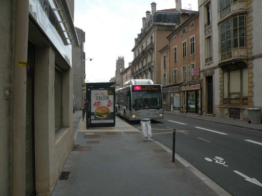  bus de Nancy arrivant à un arrêt